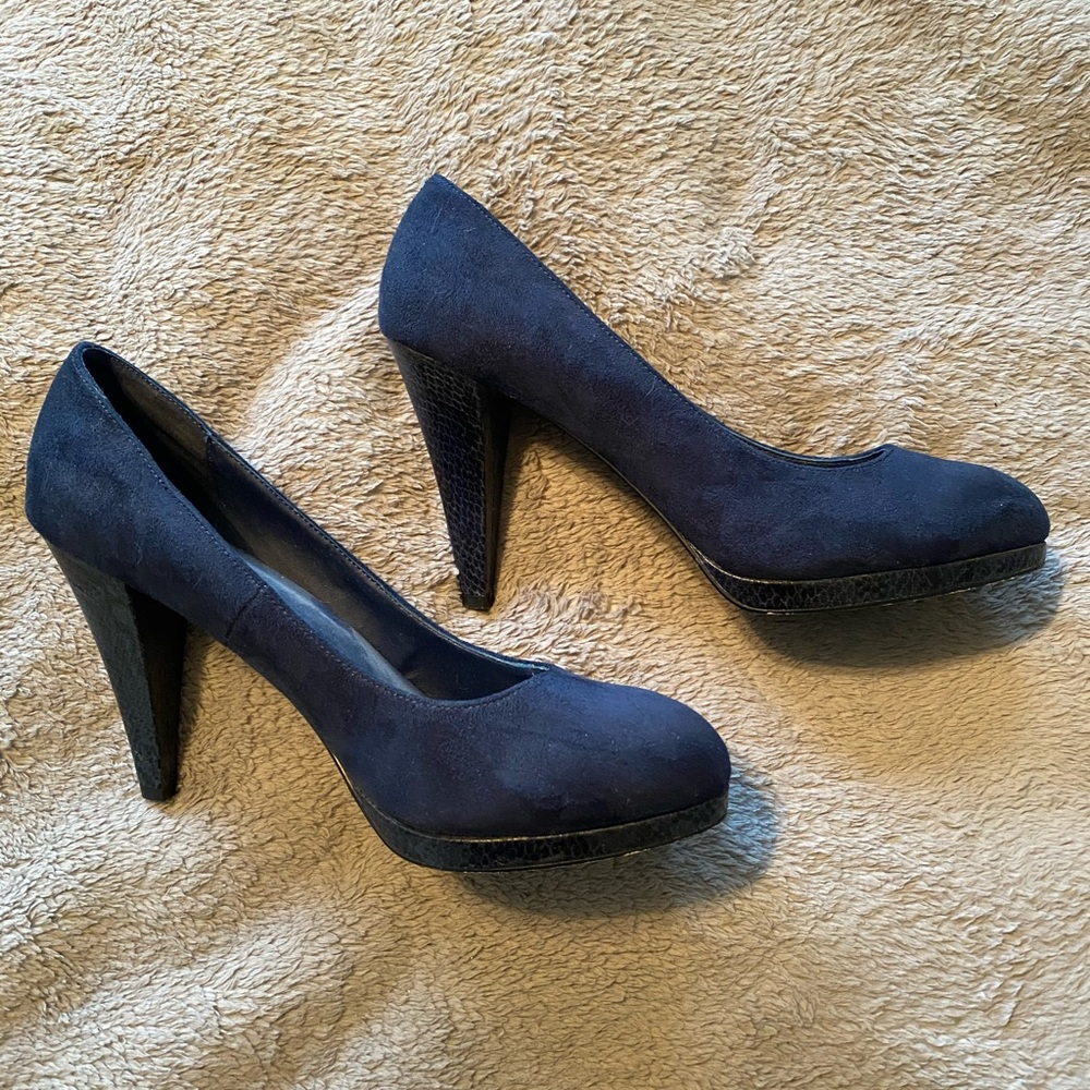 Navy snakeskin heel pump